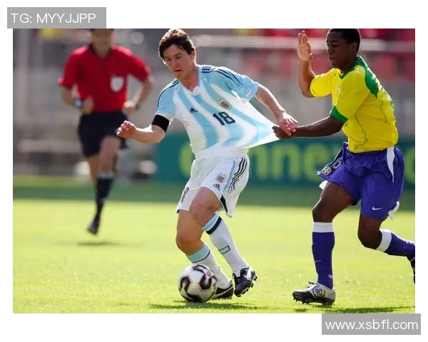 《聚焦足球巨星：从梅西到C罗，探讨他们如何塑造现代足球的传奇》