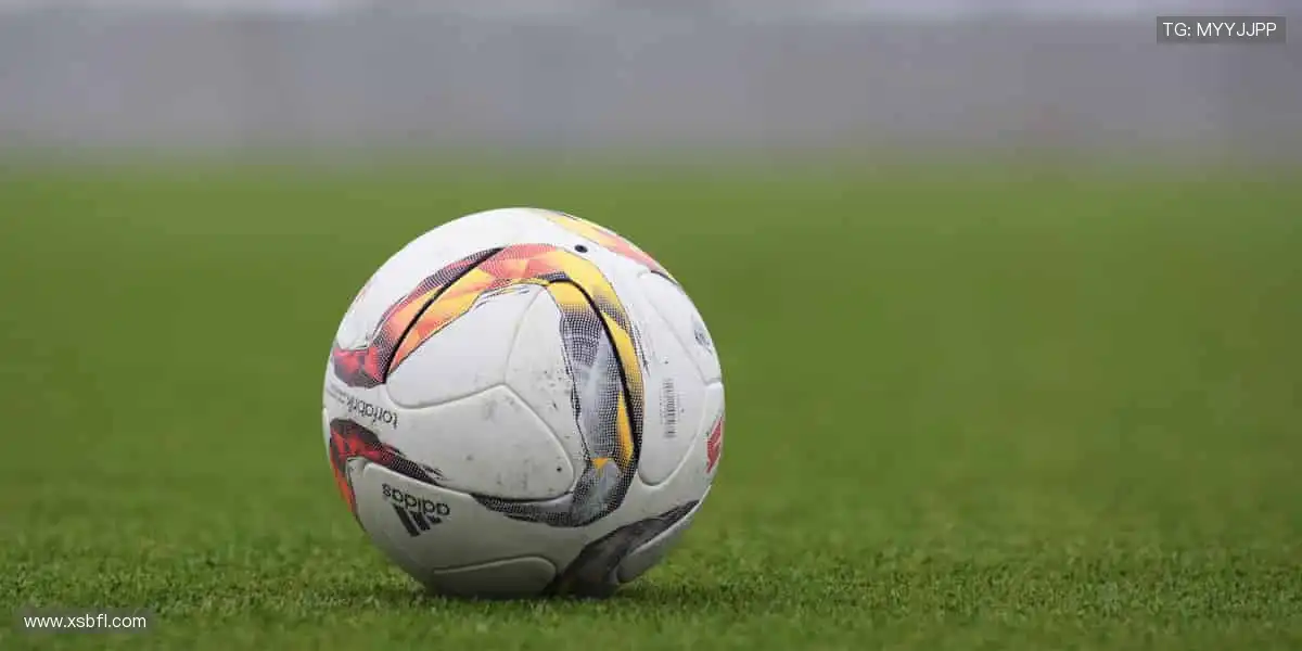 「万人呐喊，千场对决 —— 顶级赛事尽在指尖掌控！⚽立即购票，抢占黄金席位！」